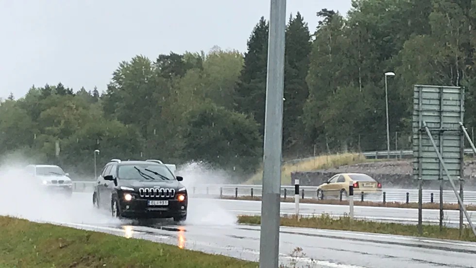 Trafikverket utfärdade under lördagen en varning om risk för vattenplaning efter att det kommit stora mängder nederbörd i Nyköpingsområdet.