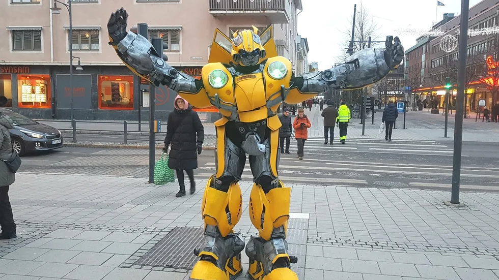 De senaste dagarna har roboten Bumblebee intagit Luleås gator. Inne i den ovanliga kostymen finns rumänen Danut som kör sin show för att samla in pengar.