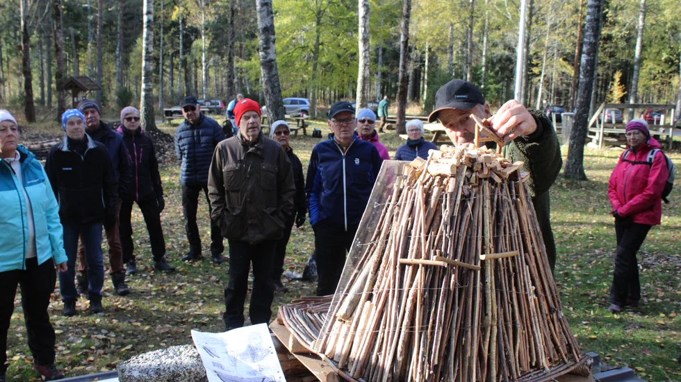 Här förevisar Georg Andersson från Skog och ungdom i Rejmyretrakten, hur en kolmila ser ut via en liten modell, för Naturskyddsföreningens medlemmar.