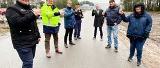 Efterlängtad busshållplats invigdes utanför arbetsplats