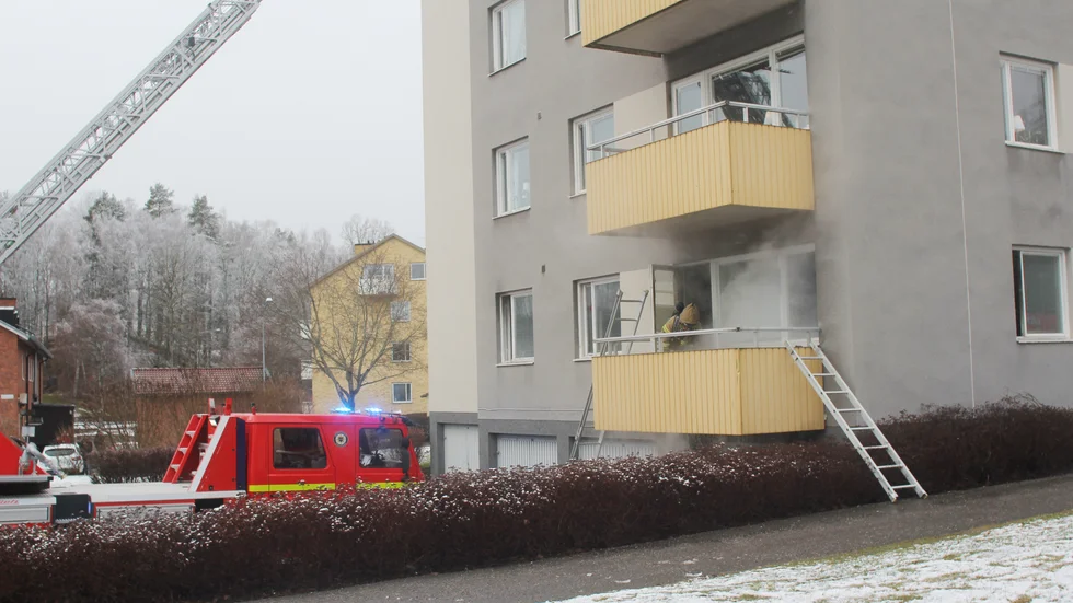 En brandvarnare direktkopplad till larmcentral eller ett sprinklersystem hade kunnat rädda livet på den kvinna som omkom i en brand på Höjdvägen 2017. Det framkommer i Kalla faktas granskning om äldre som avlidit i sina hem efter bränder. 