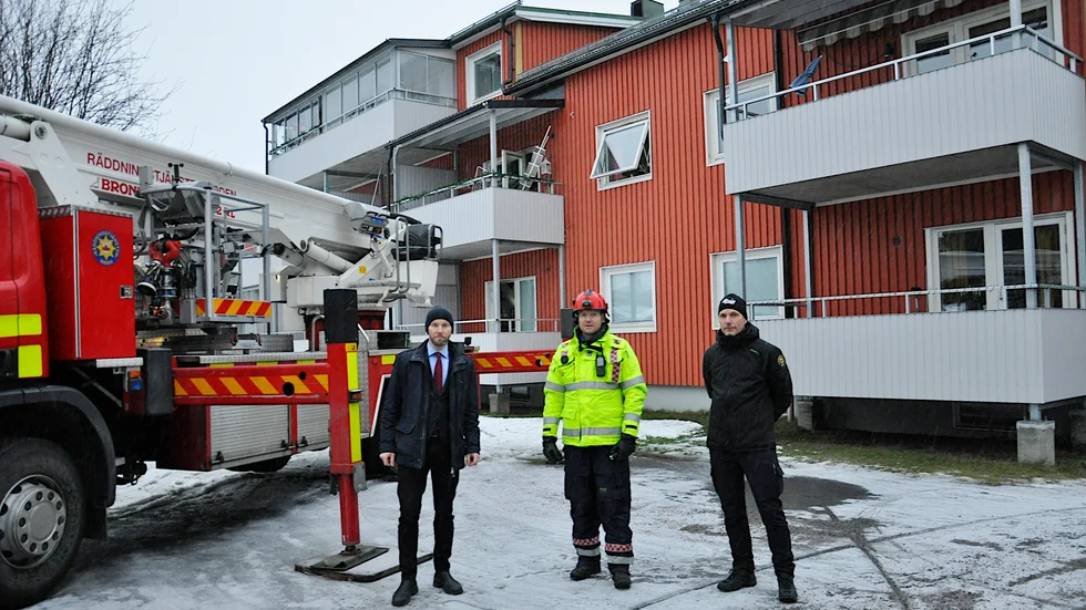 Kommunalrådet Claes Nordmark, yttre befäl Patrik Lindfors och räddningschefen Ronnie Lindberg på baksidan av det brandskadande huset. "Vi hade tre vattenkanoner igång under släckningsarbetet vilket var bra", säger Lindfors.