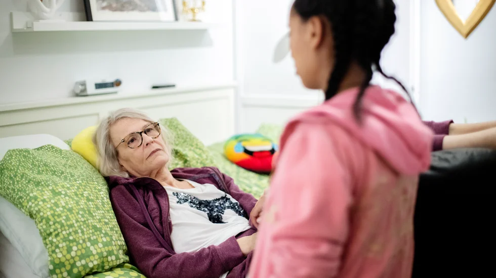 Anneli Simango har i dag hjälp av assistansbolaget med den beviljade kommunala assistansen."Jag har fått 49 timmar i veckan men skulle behöva likvärdig assistanstid som försäkringskassan drog in".