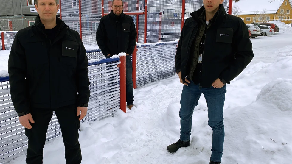 Daniel Schönfeldt och Håkan Siverskog är kommunens nya trygghetsvärdar. Här med kommunens säkerhetschef Tobias Plantin. 