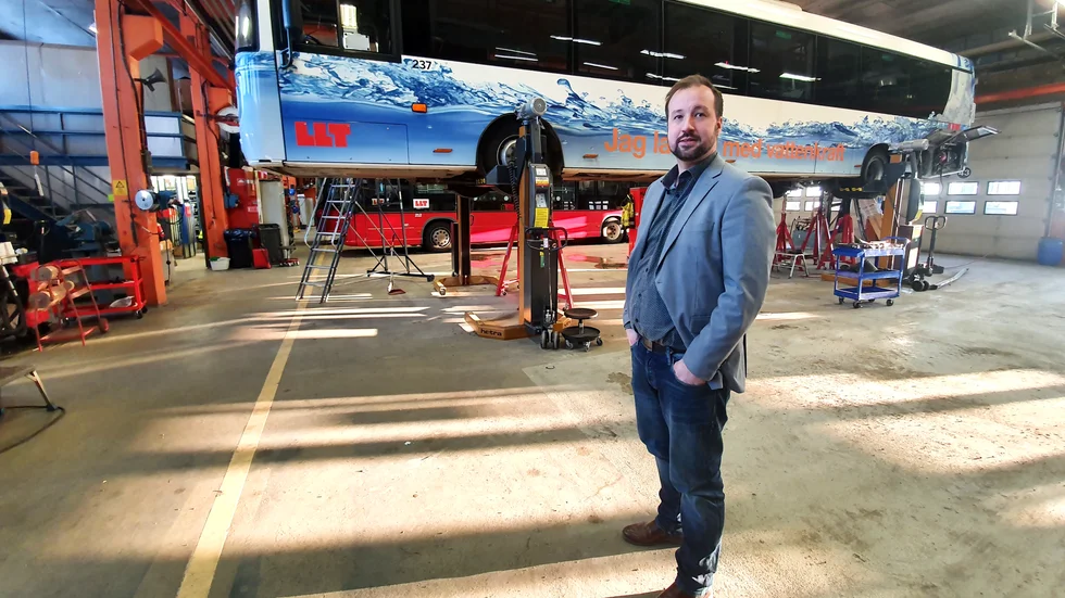 Jonas Vinblad von Walter, vd på Luleå lokaltrafik, flaggar för att Luleå lokaltrafik riskerar att gå back med 16 miljoner kronor under 2023 - om inga akuta åtgärder vidtas. Det är stegrande priser på bränsle hotar att spräcka budgeten.