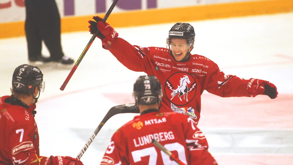 Kim Johansson jublar efter sitt 2-1-mål.
