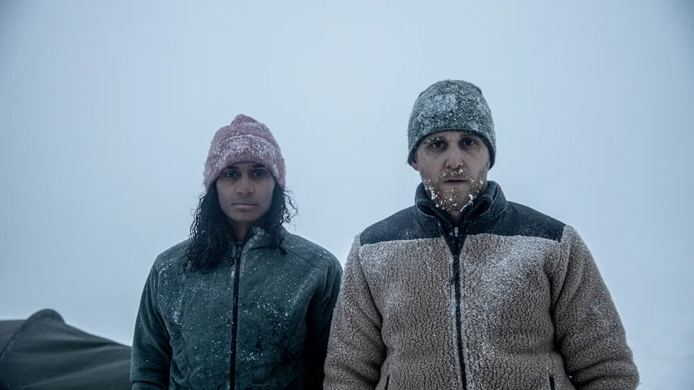 Nadja (Nanna Blondell) och David (Anastasios Soulis) råkar i filmen "Red dot" ut för allt hemskt som kan hända två turister i nordsvensk senvintermiljö.