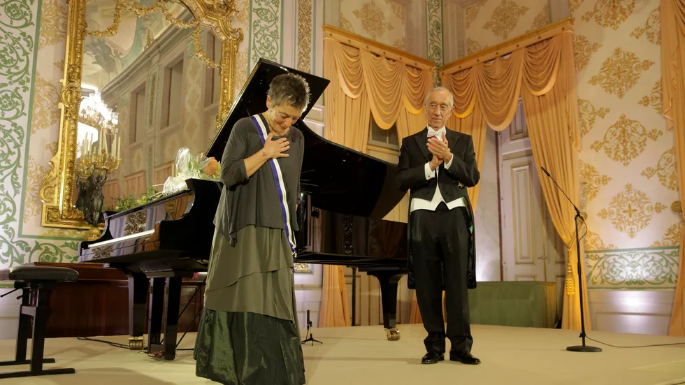 Pianisten Maria João Pires bugar efter att ha tagit emot en utmärkelse av den portugisiske presidenten Marcelo Rebelo de Sousa. Den 5 februari inviger hon Berwaldhallens nya Steinwayflygel. Arkivbild.
