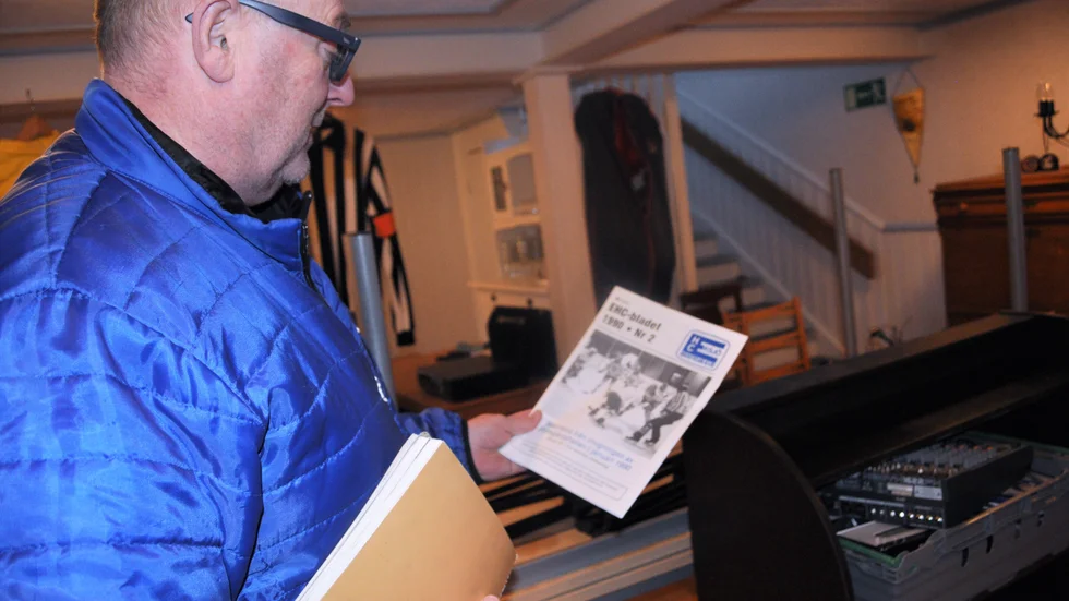 Kenth ser på en bild på sig själv som ishockeydomare. Behövs det sägas att han brinner för sporten?