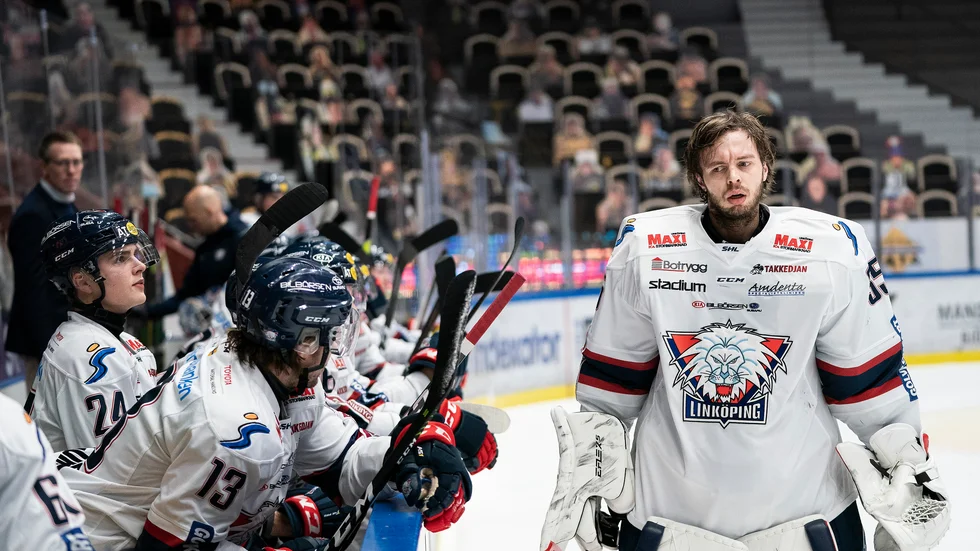 Niklas Lundström släppte in tre mål i första perioden och blev utbytt. 
