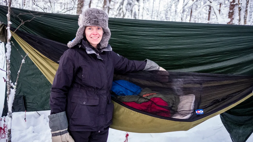 Eva Cederlund trivs i skogen, ute i den friska luften. Innan hon beger sig ut packar hon ryggsäcken med hängmatta, liggunderlag, sovsäck och annat som behövs för att sova ute.