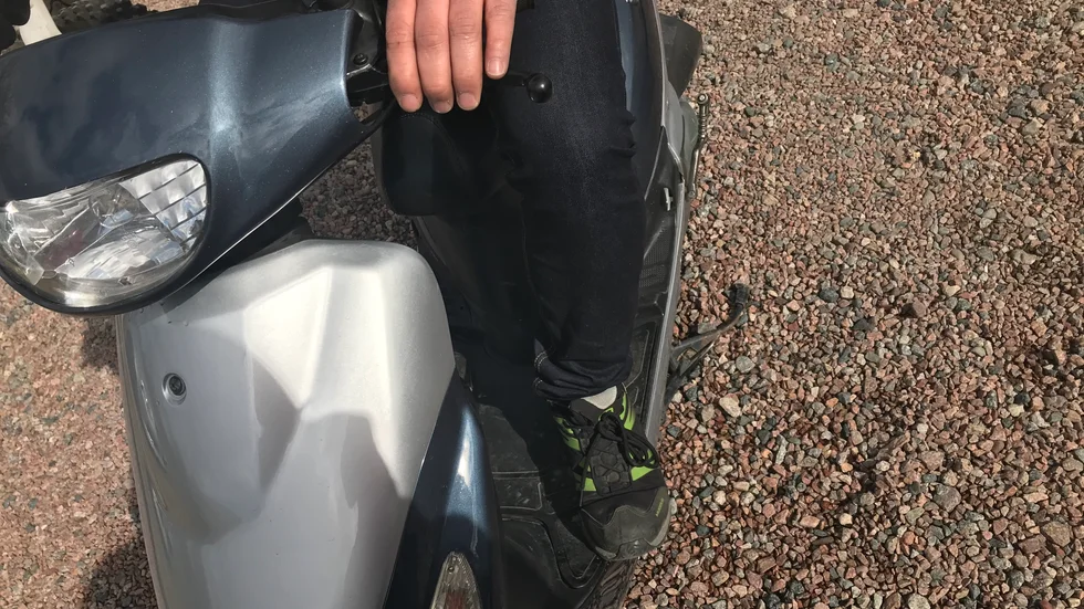 Pappan åtalas efter att han låtit sonen köra moped utan körkort. Bilden är från ett annat sammanhang.