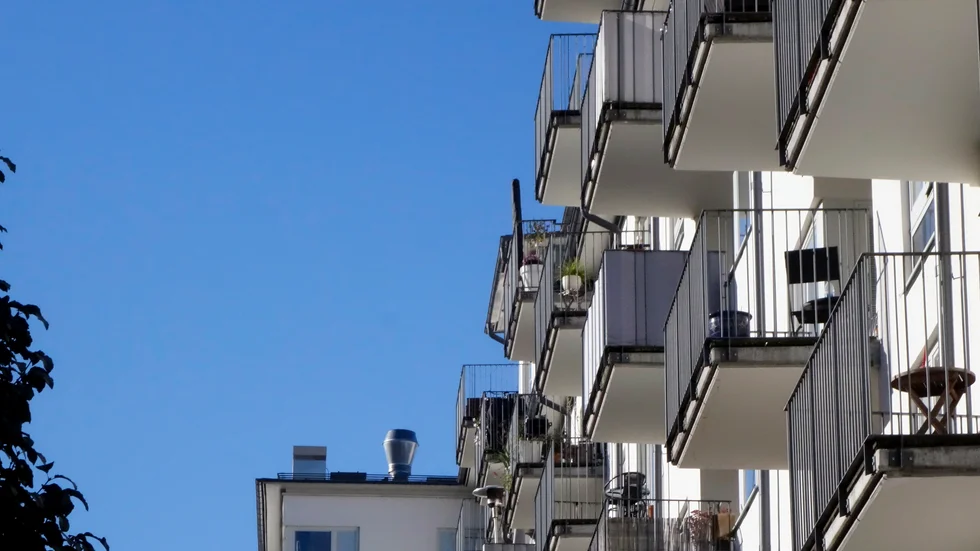 Bostadsrättslägenheter är billigare än för ett år sedan. Allra mest har priserna sjunkit i Östergötland. 