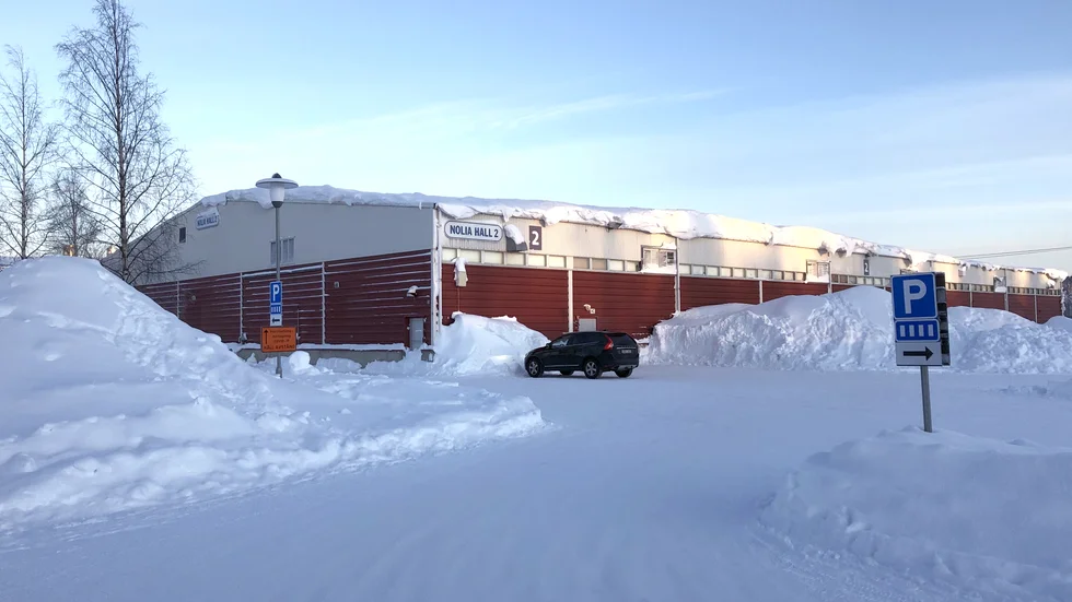 Mängder av snö kommer att skottas av från Noliaområdet och när det är klart ska det gå att parkera längs långsidan av ishallen.
