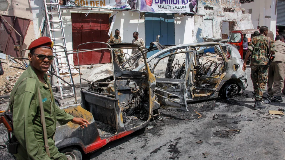 Utbrända bilar efter hotellattacken i Mogadishu.
