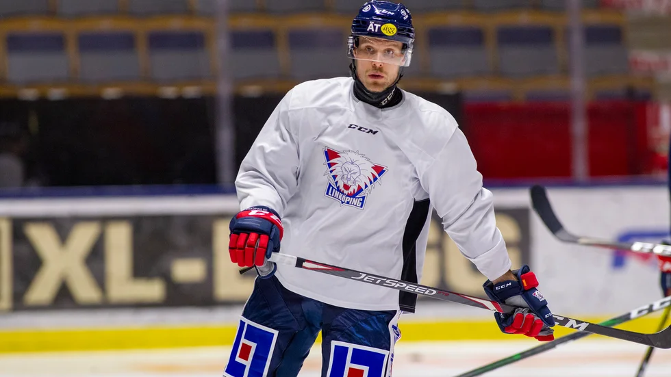 Anbud från utlandet har trillat in för LHC:s nyförvärv Alexander Johansson. Men i dessa tider vill han hellre vara nära familjen än att sitta ensam i en lägenhet vid nedstängningarna som sker på grund av pandemin. 