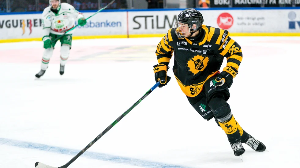 "Det kanske inte var den snyggaste assisten", säger Simon Robertsson om sin första SHL-poäng för säsongen.