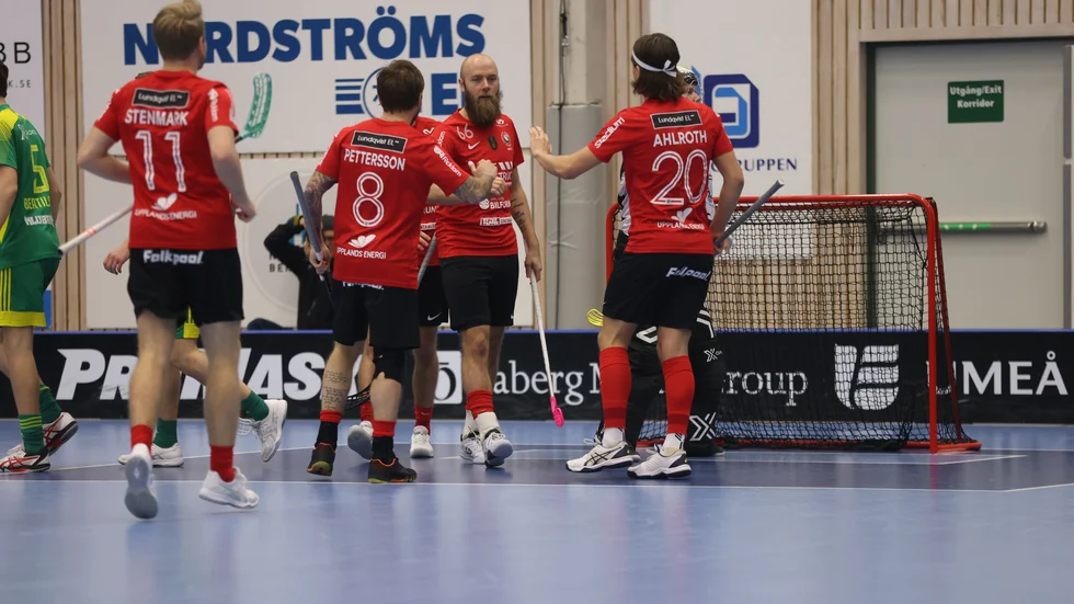 Rasmus Sundstedt gratuleras efter ett mål mot Thorengruppen.