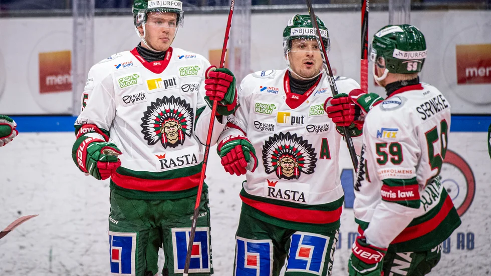 Frölundas Filip Johansson, till vänster, skickade in två puckar mot Färjestad.