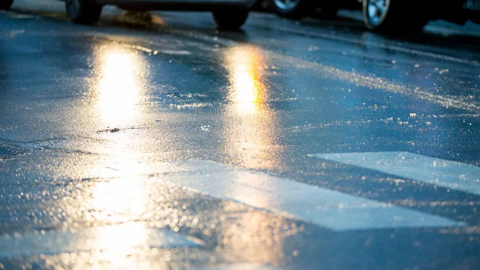 Efter två olyckor tätt inpå varandra varnar polisen för akut ishalka i stora delar av länet.