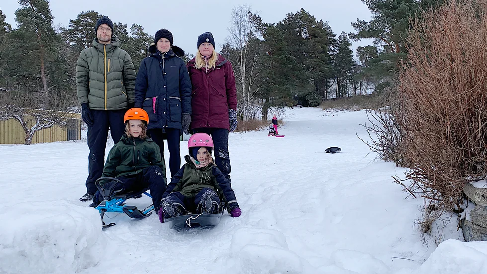 Matilda Colm (mitten) har skrivit ett medborgarförslag till kommunen där hon vill att man sätter upp någon form av nät eller annat hinder i Piabacken så att barnen inte kan åka ut på gatan nedanför. Johan Colm, Malin Sandahl och Arild och Estrid Colm håller med.