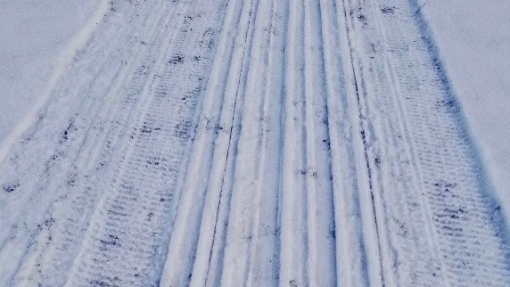 Givetvis rejält tunt med snö på de flesta ställen, men här på Jönåkers GK har man sin vana trogen plattat till tidigt.