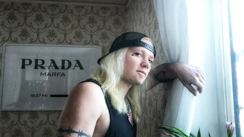 Det är inte första gången som Robert Axelsson varit med i en dokumentär. Förutom rockvideos har han också varit med i en tysk dokumentär om den svenska raggarkulturen bland ungdomar. 