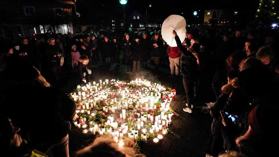 Ljus, blommor och minnessaker vid minnesplatsen på torget i Tollarp dagen efter att en 20-årig kvinna hittades mördad i Vramsån. Nu kommer domen mot en 22-årig man som åtalats för mordet. Arkivbild.