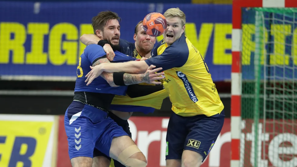 Anton Lindskog kämpar i det svenska försvaret under en EM-kvalmatch i november.