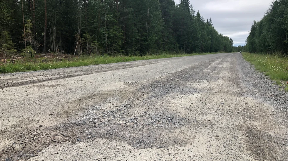 Väg 570 har varit ett sorgebarn i många år. Särskilt illa är det längs den oasfalterade sträckan mellan Backträsk och Pålsträsk. "Vi betalar samma skatt som alla andra men får våra bilar sönderkörda", säger en bybo.