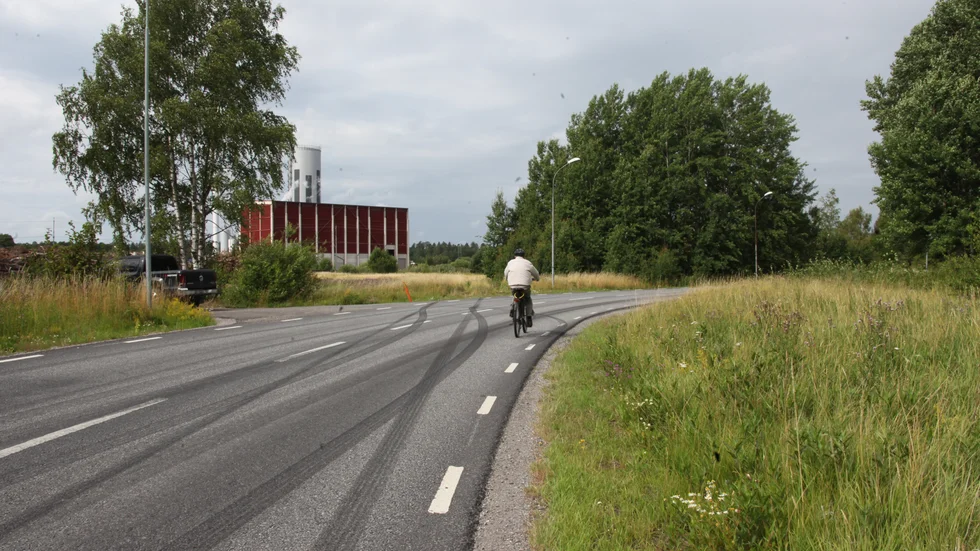 En privatperson upptäckte svarta hjulspår som leder ut i gräset från vägbanan en morgon när han skulle åka till jobbet. 