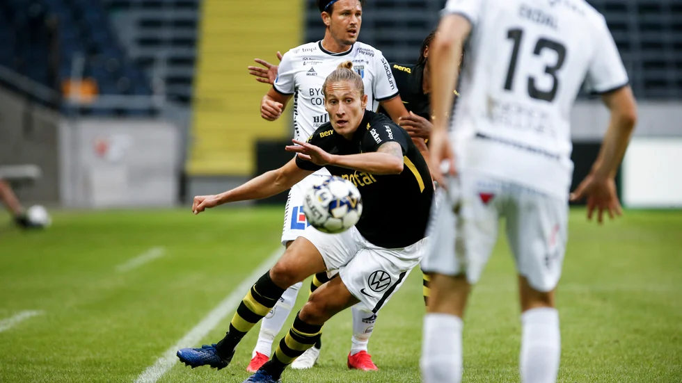 AIK:s Felix Michel, med bollen, säger att vissa spelare tappade förtroendet för Rikard Norling. Arkivbild.