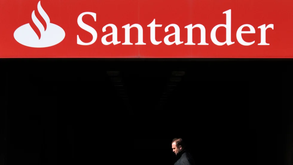 Den spanska storbanken Santander vill i coronakrisen dela ut nya aktier till ägarna i stället för kontanter. Arkivbild