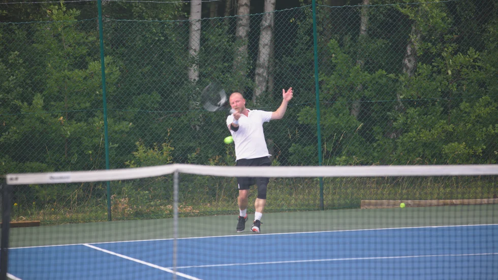 Jack Melcher-Claësson slår en forehand.