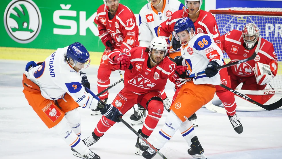 Tyler Morley anläder under tisdagen i Skellefteå. 