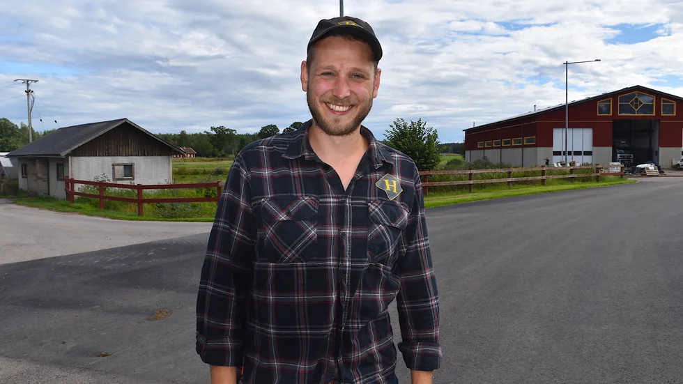 Tom Birgersson på infarten till biogasanläggningen vid Hagelsrums gård.