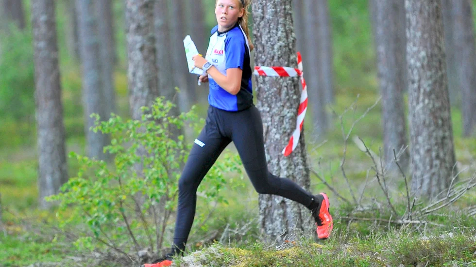 Duktiga Nyköpings OK-junioren Alice Ek inledde OK Hällens tredagars med att vara tvåa i damseniorklassen och avslutade här invid Larslund med att vara nabbaste tjejen på sin öppna bana, trots två småmissar.