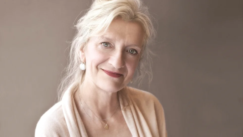 Elizabeth Strout (född 1956) är en amerikansk författare. I novellsamlingen "Olive, igen" får läsarna återigen stifta bekantskap med hennes litterära figur Olive Kitteridge.