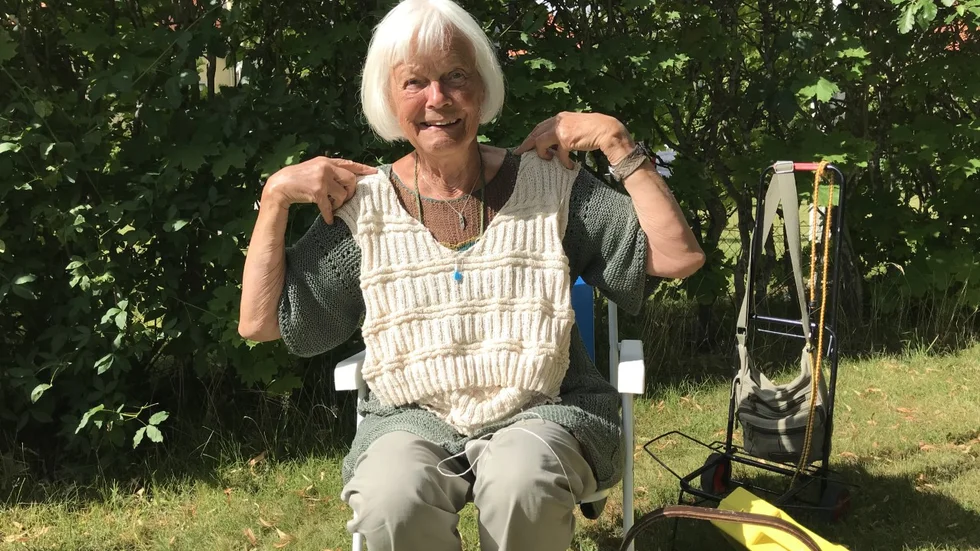 Git Olsson har själv stickat många av plaggen hon har på sig. Just nu är projektet en jumper i siden. Ärmarna är ännu inte på plats.