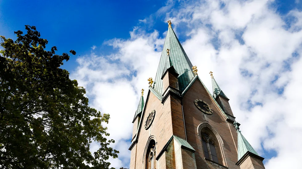 Kan man inte upplåta vår ståtliga och gigantiska katedral för vaccinationer, föreslår insändarskribenten. 