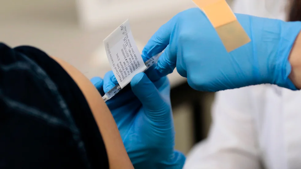 Vaccinerade som smittas med covid-19 kan ha en mindre mängd virus i kroppen, enligt en ännu ej granskad studie. Arkivbild.