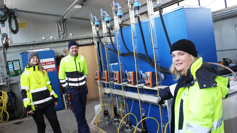 Läkemedelsteamet på reningsverket i Uppsala består av Monika Kalecinska som gör sitt examensjobb inom ramen för pilotstudien, Niklas Svanberg och Anna Maria Sundin, projektledare. I rören testas tekniker för att få bort läkemedelsrester.