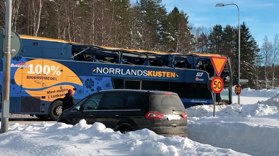 Taket trycktes ned så pass mycket att en ung kvinna och hennes hund inte fick sig ut efter olyckan. 