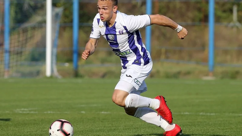 Aron Bjarnason lämnar Újpest för Uppsala och Sirius. 