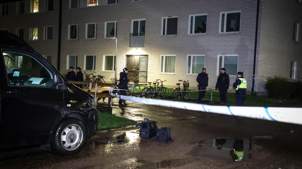 Polisen spärrade av utanför fastigheten efter skottlossningen och började knacka dörr och förhöra vittnen.