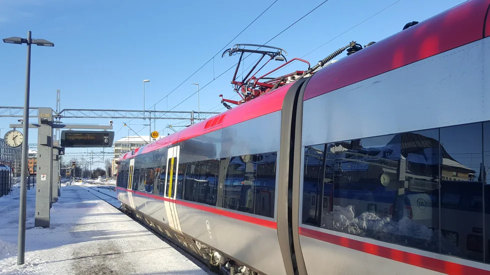 Kylan ställer till det för Upptåget, och orsakar förseningar för pendlare. Under fredagen väntas strul även för pendlare som reser söderut i riktning mot Stockholm efter att ett godståg spårat ut i Häggvik natten till torsdag.