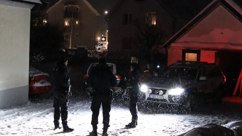 Enligt uppgifter till UNT har polisen varit på plats i Gimo i ett dygn.
