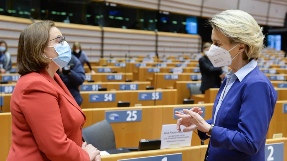 Ursula von der Leyen (till höger) svarade på Europaparlamentarikernas kritik.