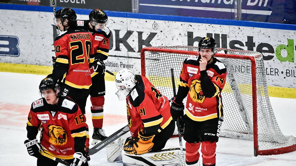 Lejon hade 1–1 till i slutet av den andra perioden, men Sundsvalls ryck till 1–4 blev avgörande i hockeyettan.