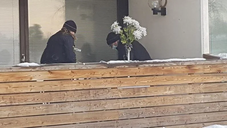 På måndagen arbetade polisens kriminaltekniker på en balkong i anslutning till den lägenhet i Åtvidaberg där en man i 30-årsåldern blev mördad. 